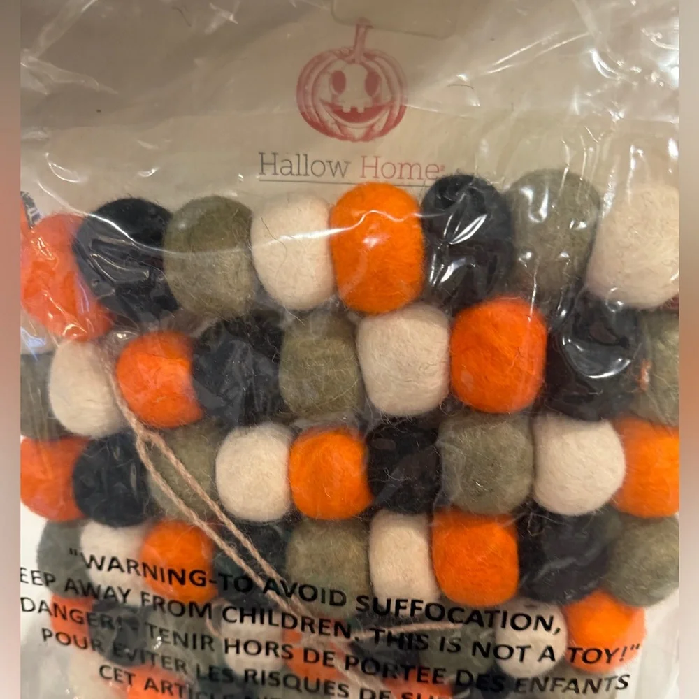 Pom‎ Pom garland